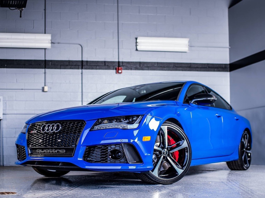 Голубой Ауди Кватро в гараже