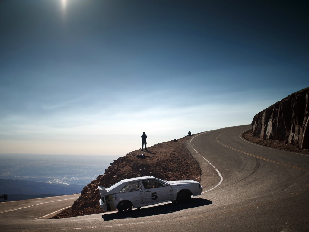 Автомобиль на горной дороге, Ауди