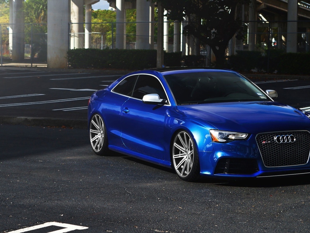 Темно синий блестящий Audi RS5