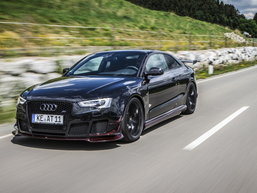 Быстрый черный Ауди на дороге за городом