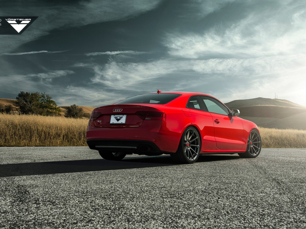 Вид сзади на красный Audi S5 Vorsteiner