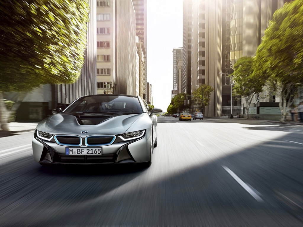 BMW i8 мчится по улице