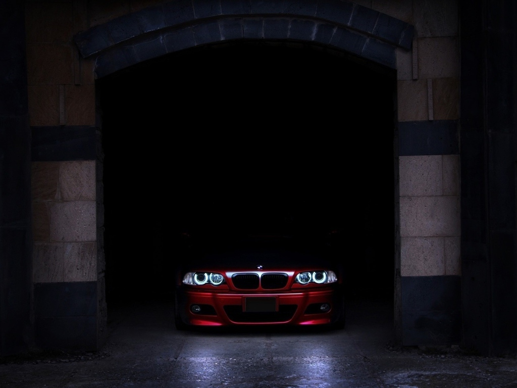 БМВ в темной подворотне