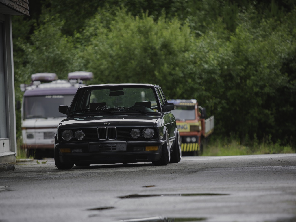 Автомобиль BMW E28 на улице