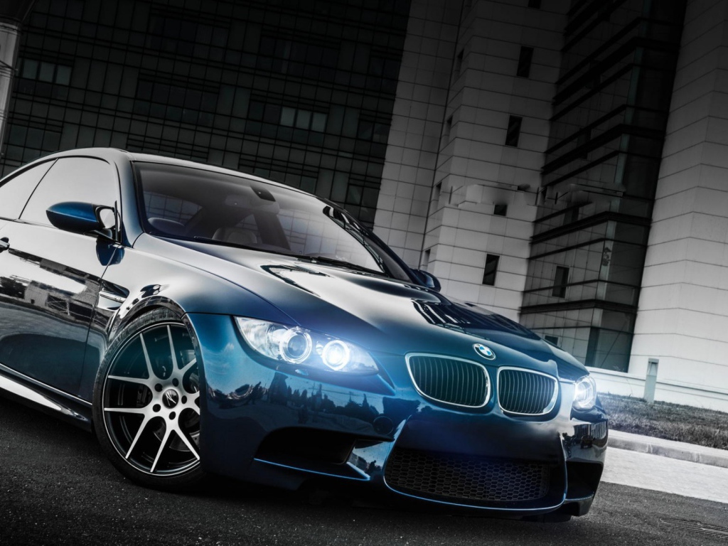 Неоновые фары автомобиля БМВ