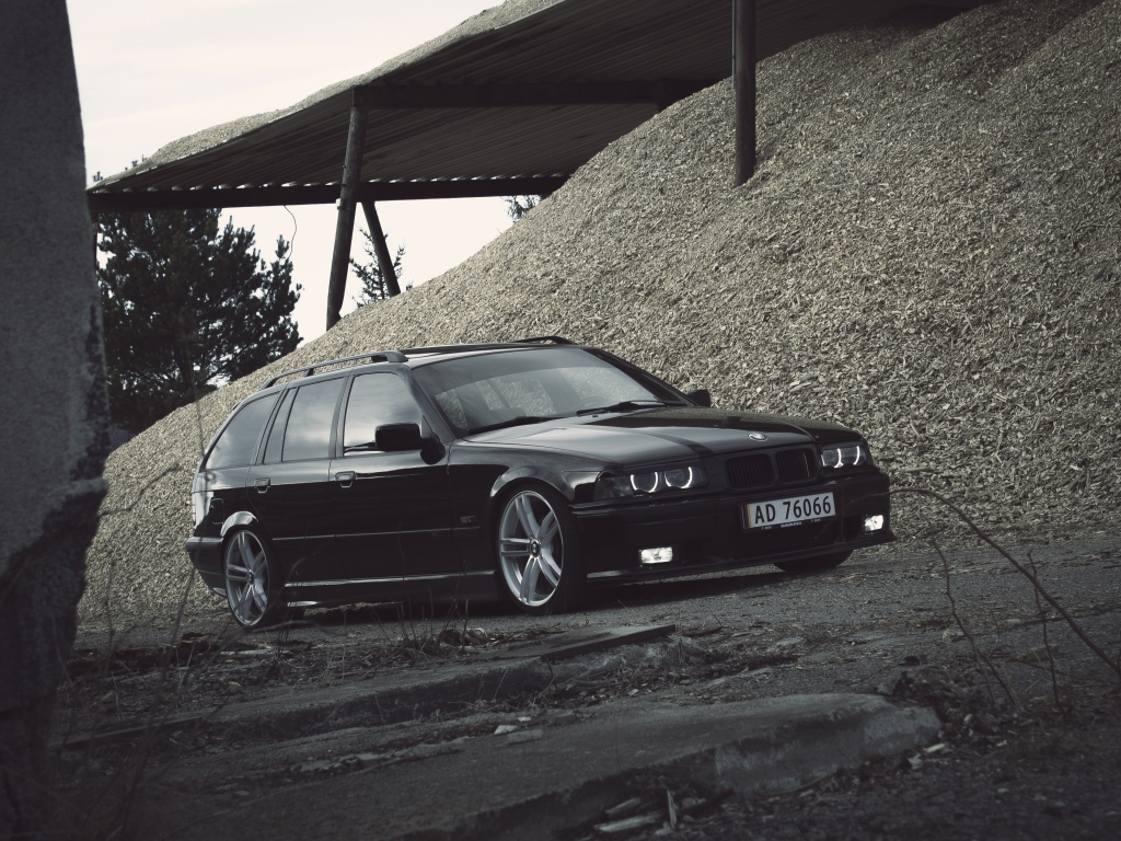 Старый BMW E28 у горы щебня