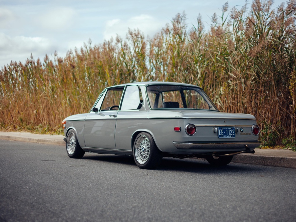 Старый автомобиль BMW 2002 на обочине дороги