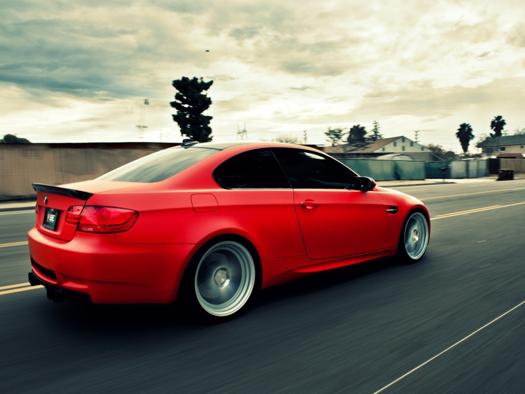 Быстрый красный BMW на шоссе