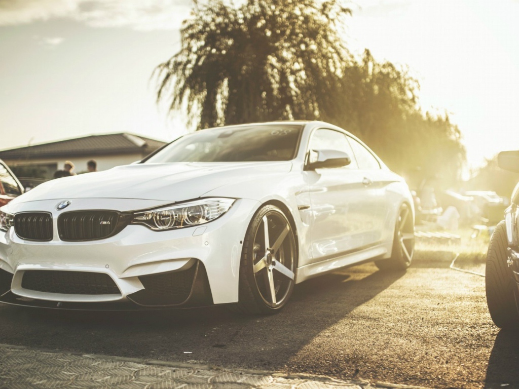 Белый автомобиль BMW M4