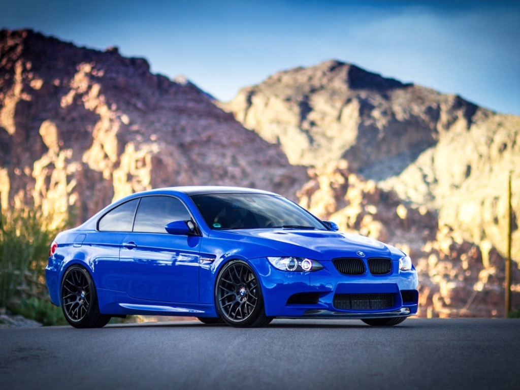Синий BMW E92 на фоне гор