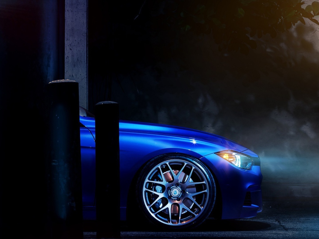 Перед голубого БМВ