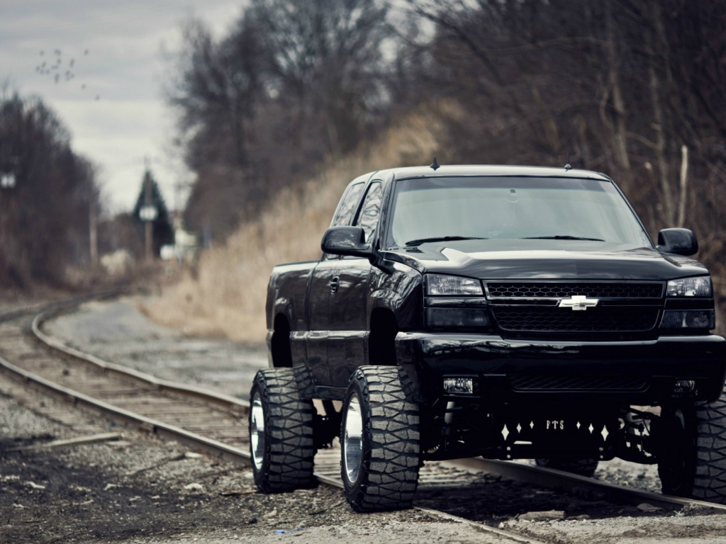 Chevrolet Silverado SS на рельсах