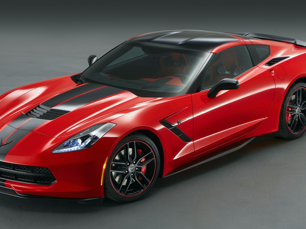 Красный Chevrolet Corvette Stingray на сером фоне