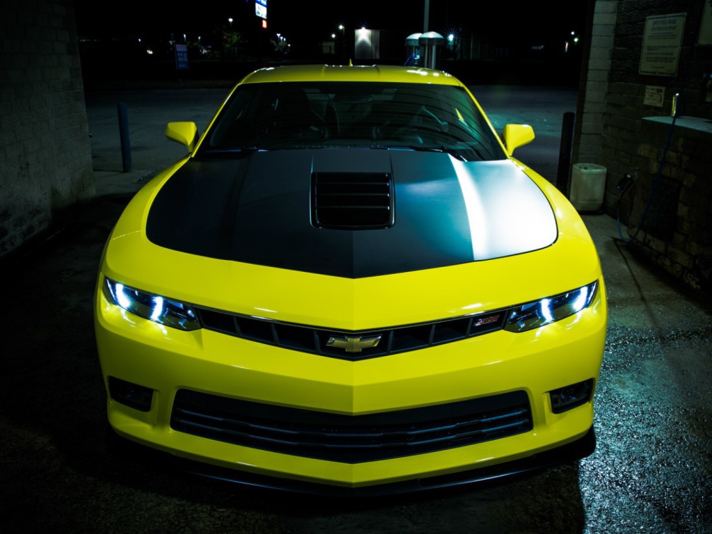 Черно-желтый Chevrolet Camaro SS