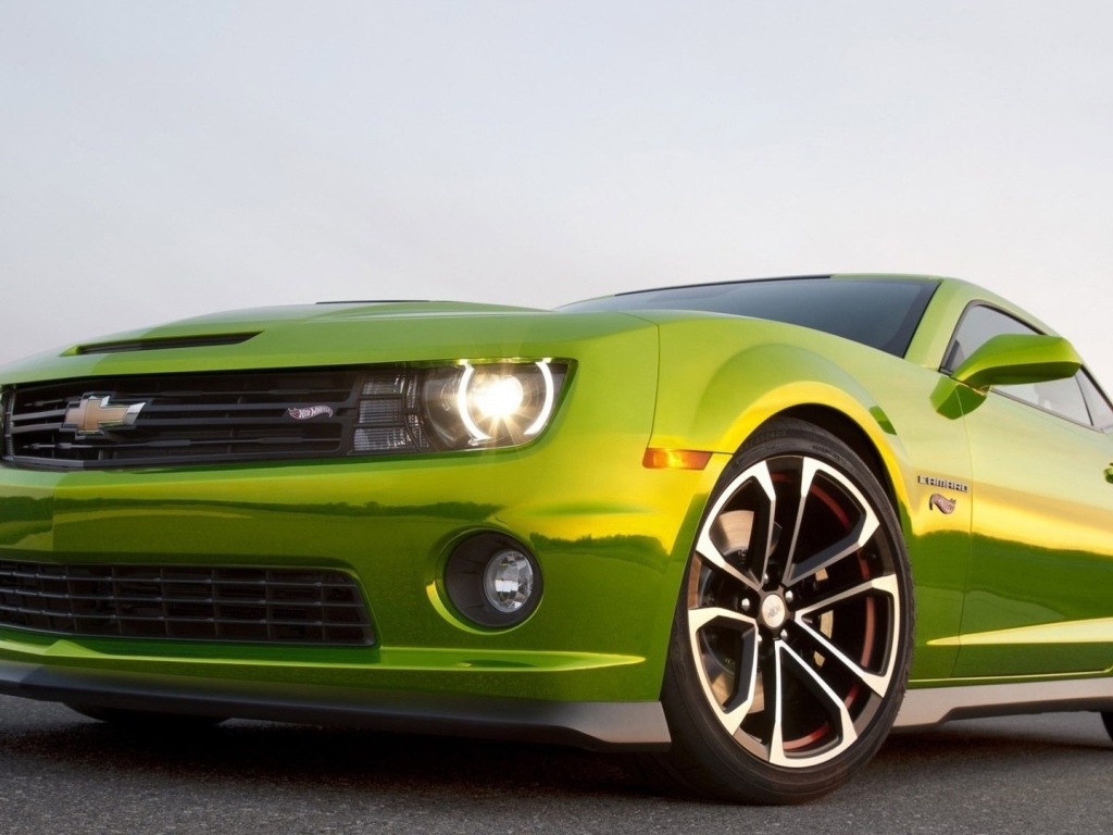 Фары зеленого Chevrolet Camaro