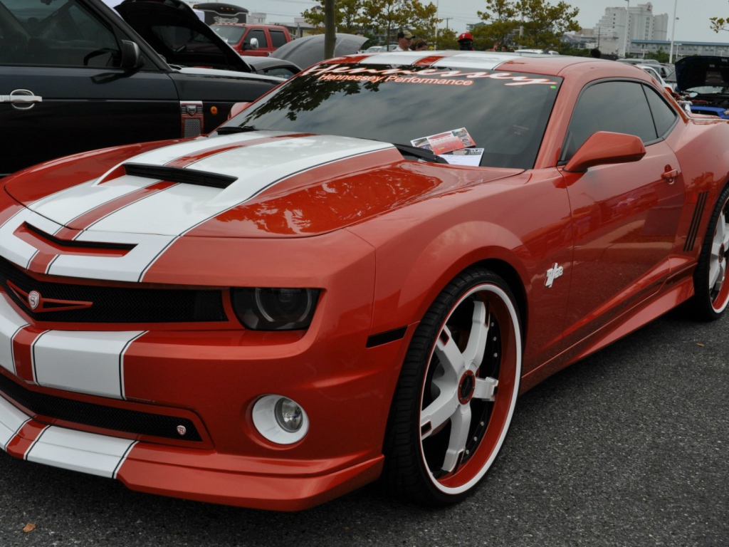 Красный Chevrolet Camaro Z28