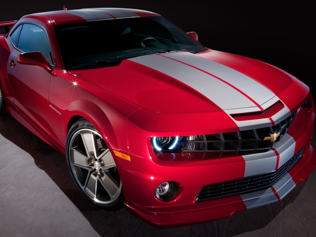 Красный Шевроле Камаро с серой полосой