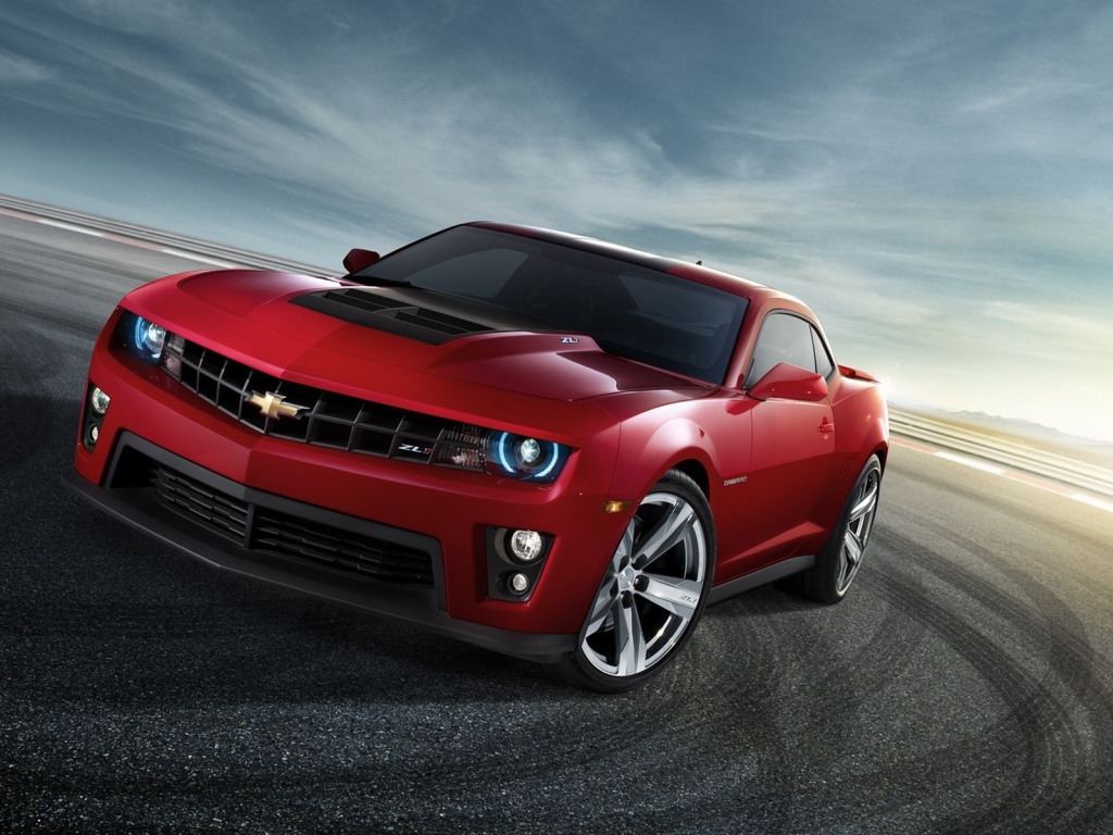Следы от шин красного автомобиля Chevrolet Camaro ZL1