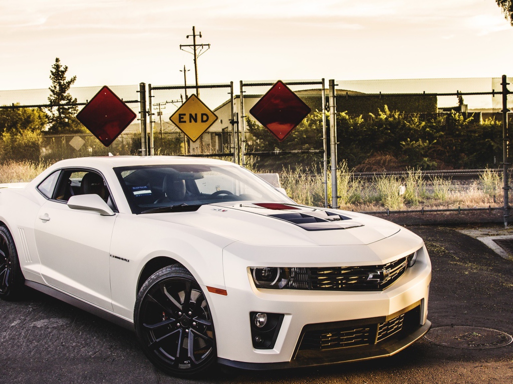 Белый Шевроле Камаро