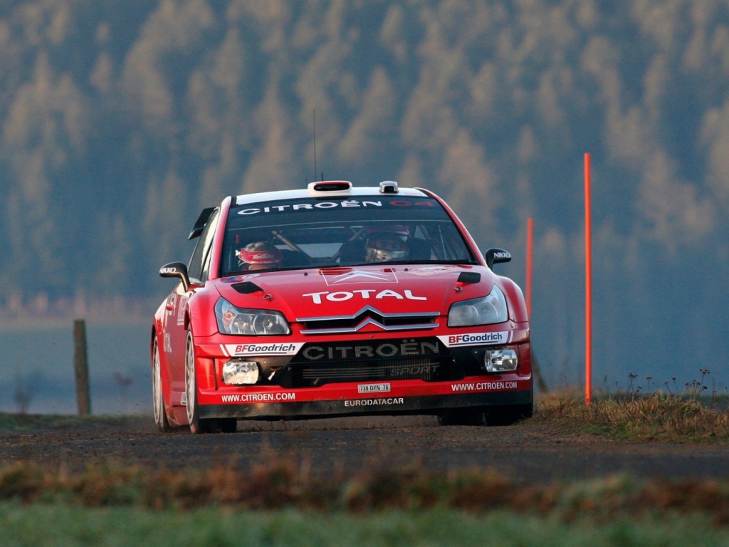 Гонщики ралли на авто Citroen C4