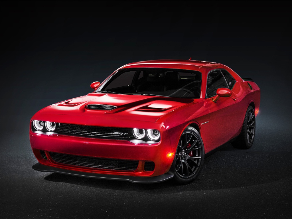 Красный Dodge Challenger Hellcat на черном фоне