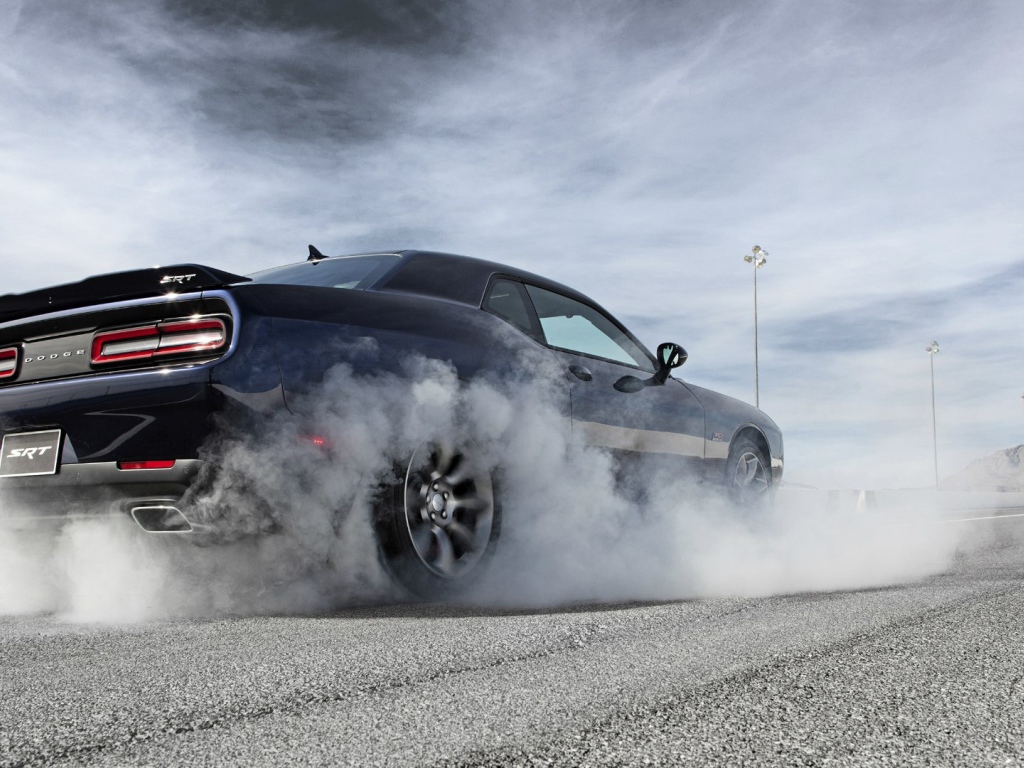 Дрифт на автомобиле Dodge Challenger