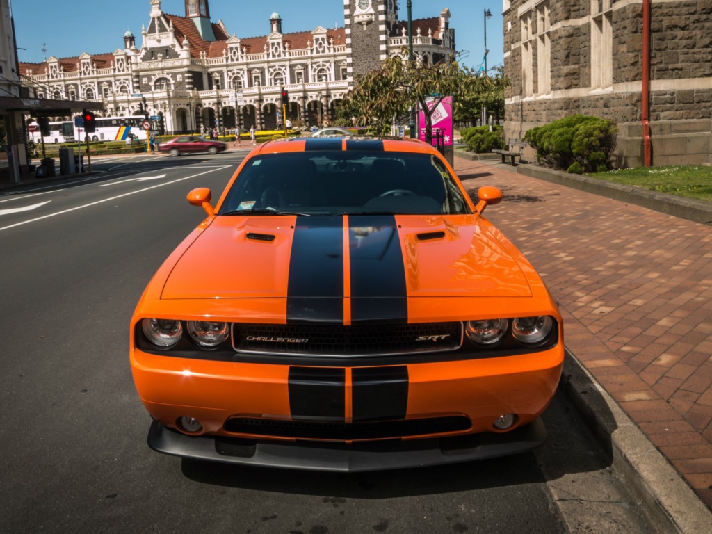 Мощный оранжевый Dodge Challenger
