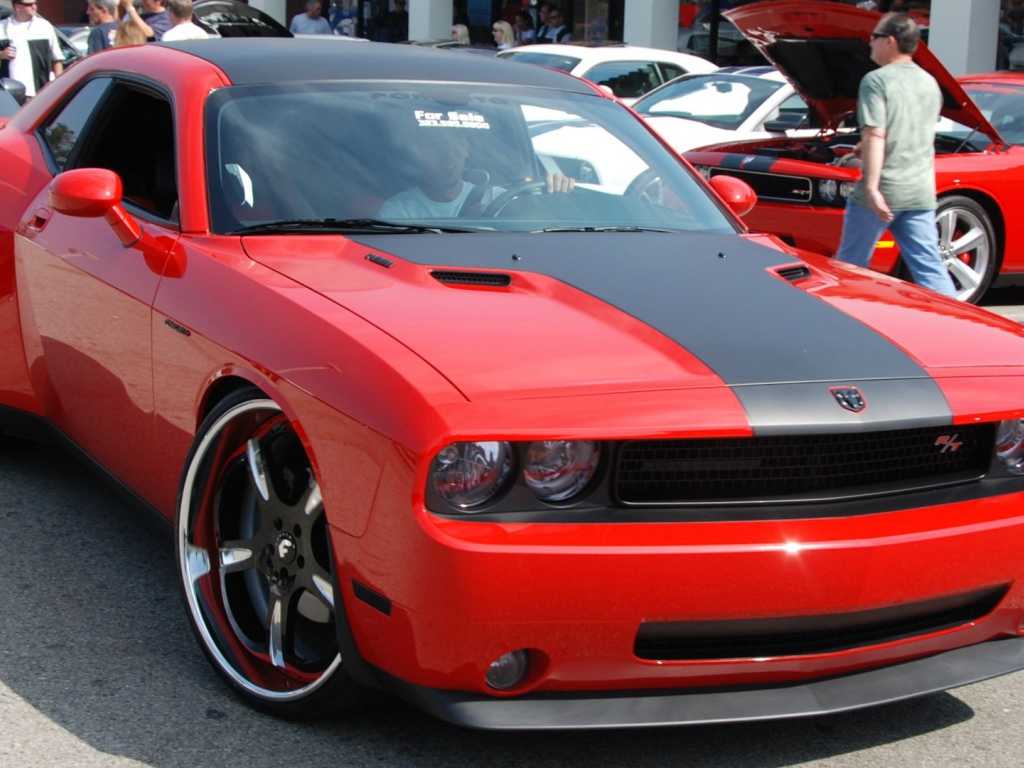 Красный автомобиль Dodge Challenger