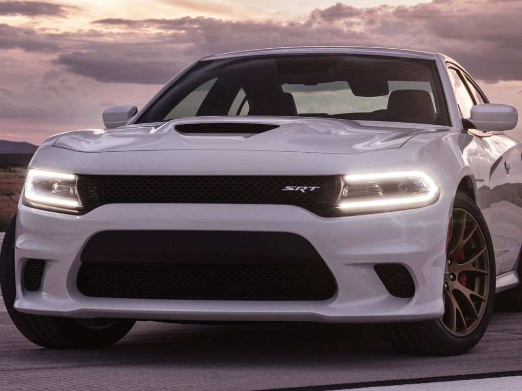 Белый Dodge Charger SRT 2015