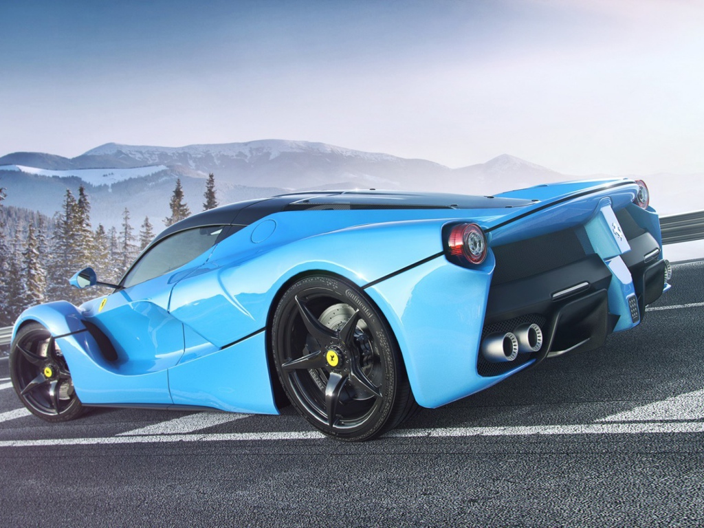 Голубой Ferrari LaFerrari на горной дороге
