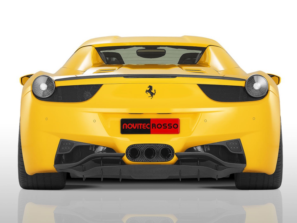 Вид сзади на желтый Ferrari 458