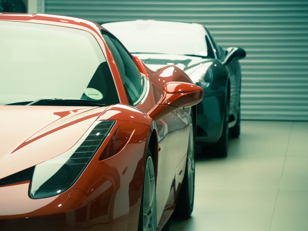 Красный Ferrari 458 в гараже