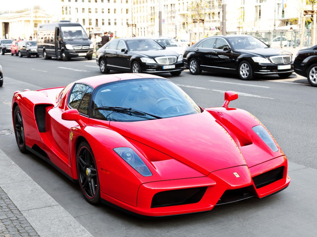 Красный Ferrari Enzo на городской улице