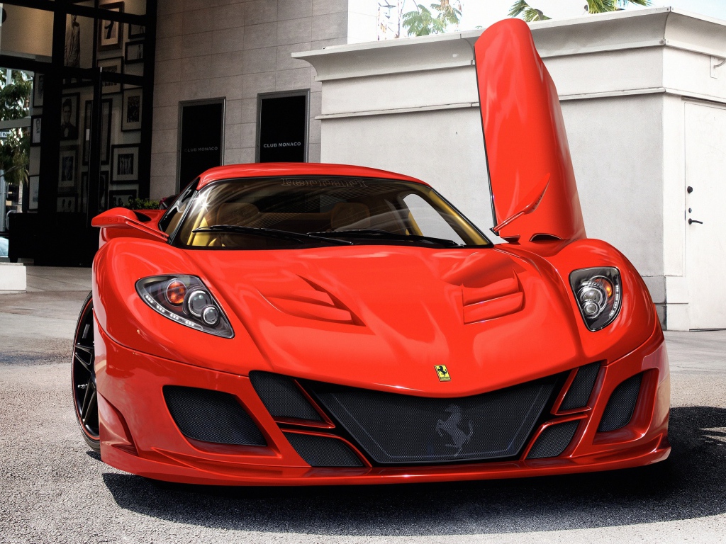 Красный Ferrari у белого здания