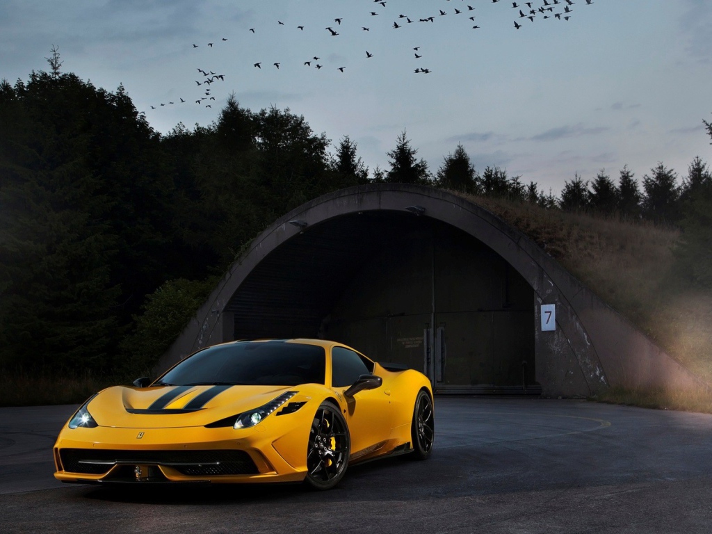 Желтый Ferrari 458 Speciale у входа в ангар