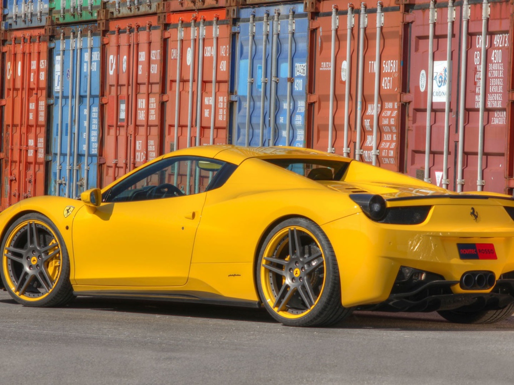 Желтый Ferrari 458 на фоне контейнеров