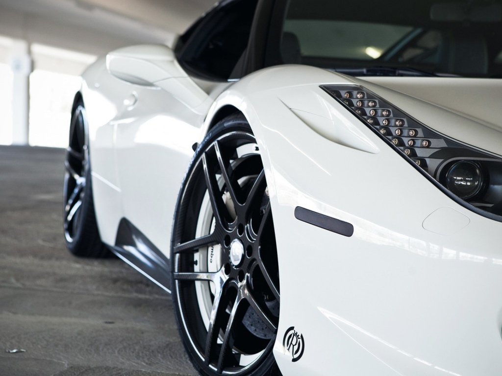 Перед белого Феррари