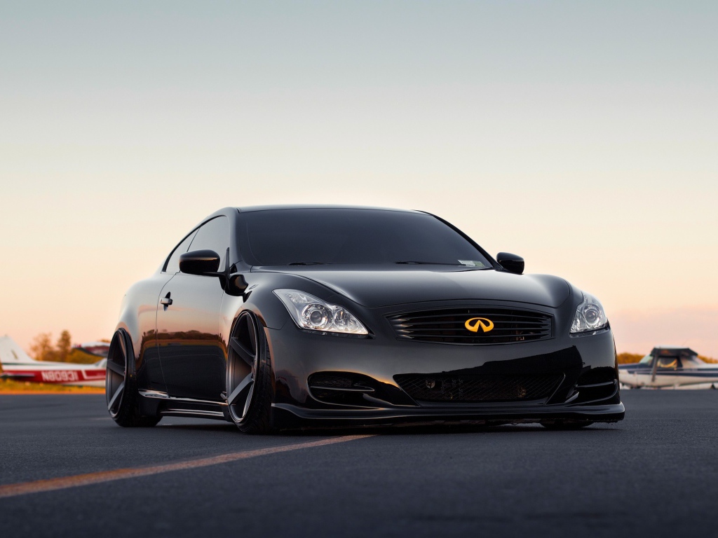 Черный автомобиль Stance Infiniti