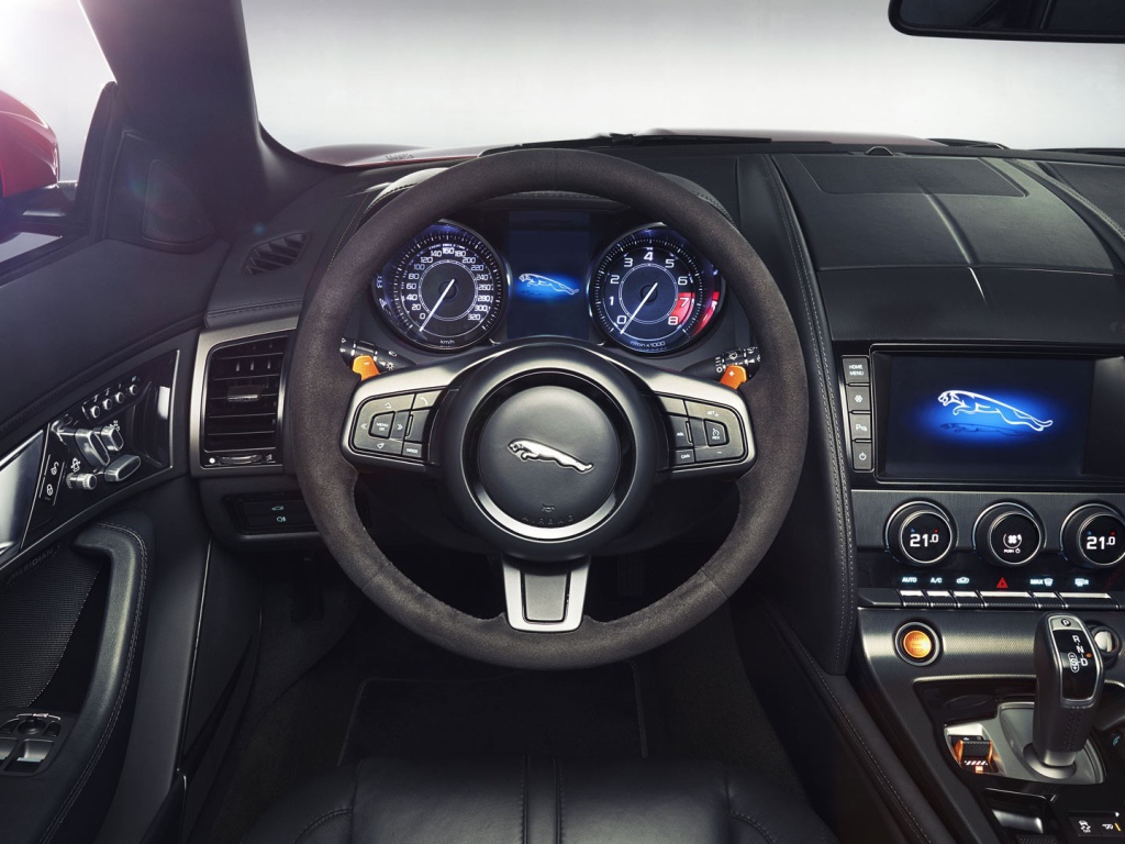 За рулем Jaguar XJ