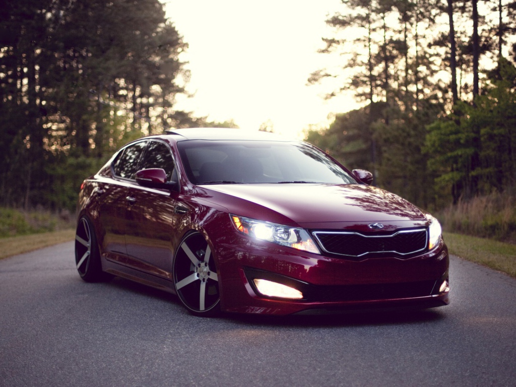 Киа Оптима вишневого цвета