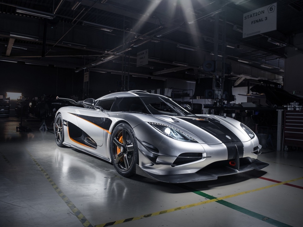 Серебристый Koenigsegg Agera в гараже