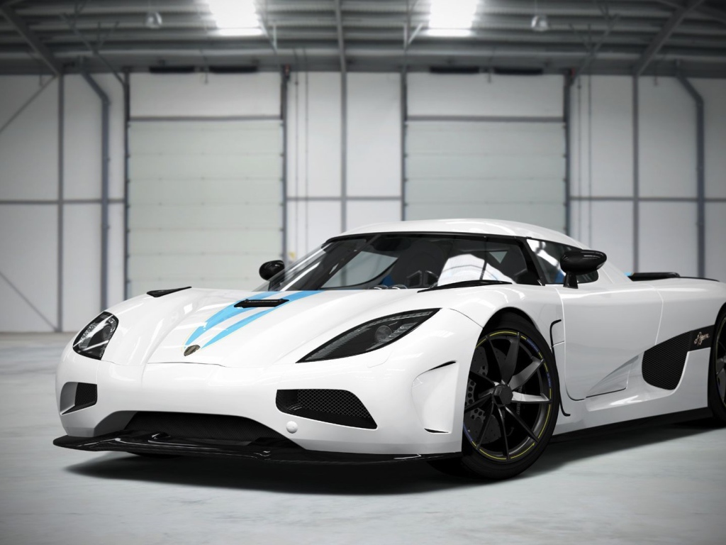 Белый Koenigsegg Agera в ангаре