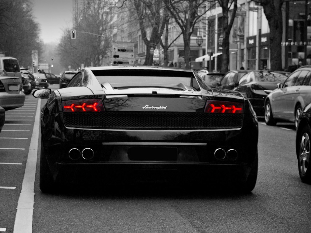 Черный Lamborghini Gallardo едет по улице