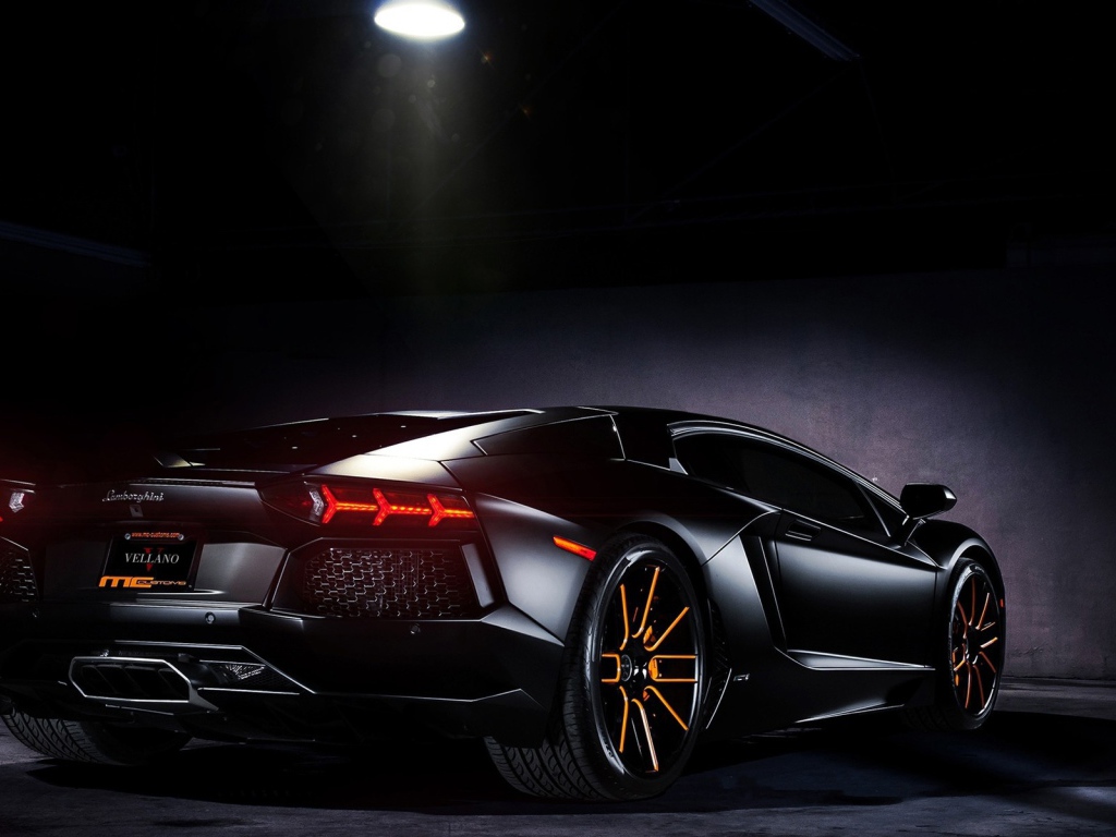Черный Lamborghini в луче прожектора