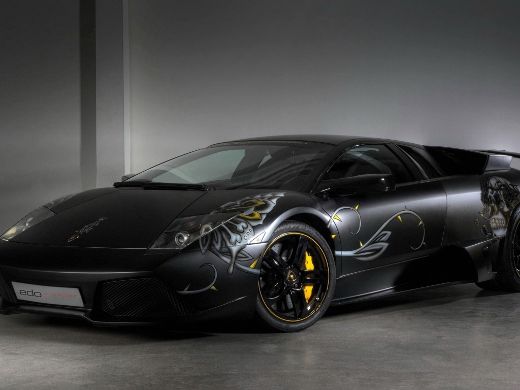 Черный Lamborghini с наклейками