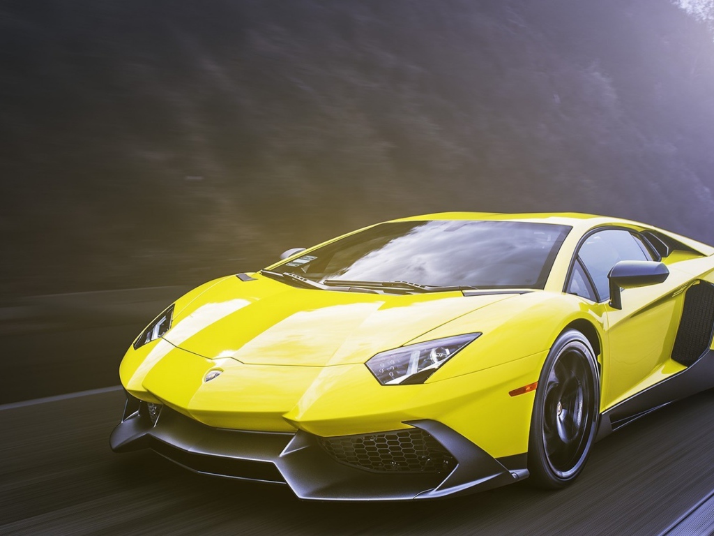 Яркий желтый Ламборгини на шоссе