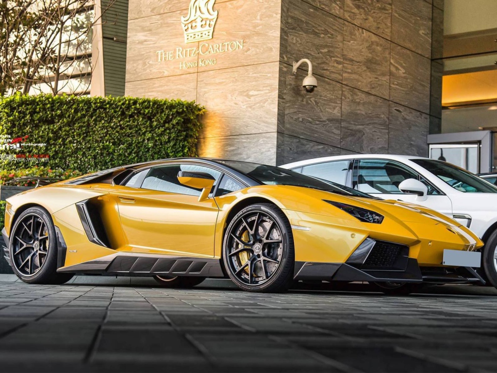 Автомобиль Novitec Torado Lamborghini Aventador NL2 на парковке