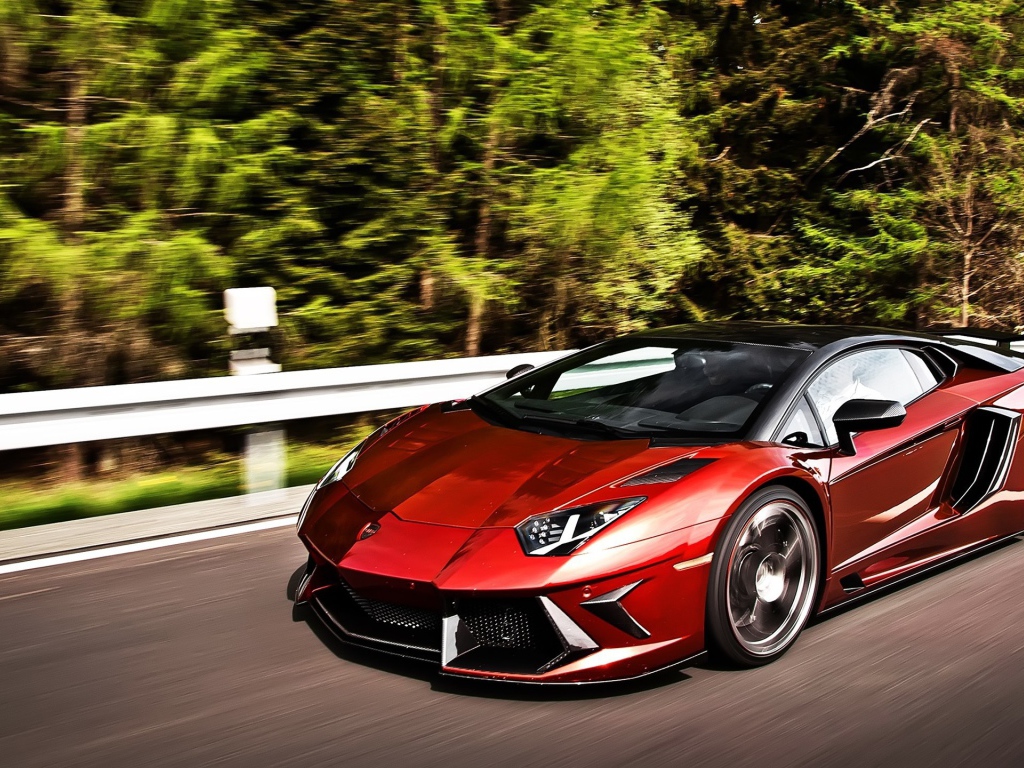 Темно красный Lamborghini Aventador на шоссе в лесу