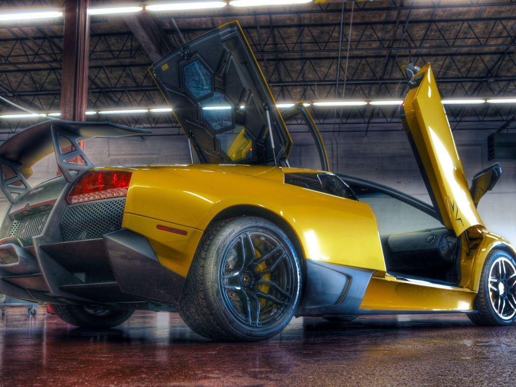 Великолепный Lamborghini Miura желтого цвета