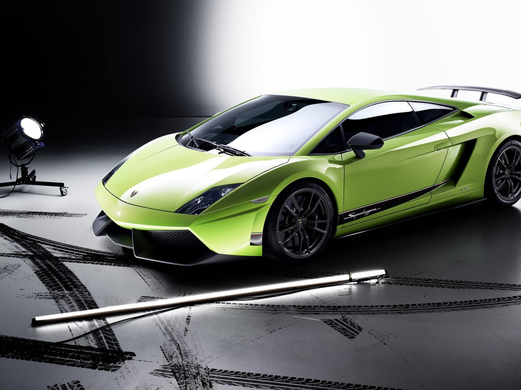 Зеленый Lamborghini Gallardo Superleggera  в павильоне